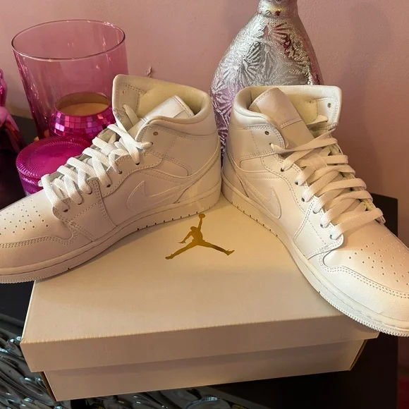 Brand new in box Women’s Size 9 Air Jordan 1 Mid - Picture 2 of 5